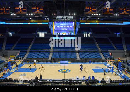 Gesamtansicht des Nell and John Wooden Court im Edwin W Pauley Pavilion vor einem NCAA-Basketballspiel zwischen den UCLA Bruins und The Long Stockfoto