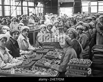 ENGLISCHE MUNITIONSARBEITER, die im Jahr WW1 Kugeln packten. Stockfoto