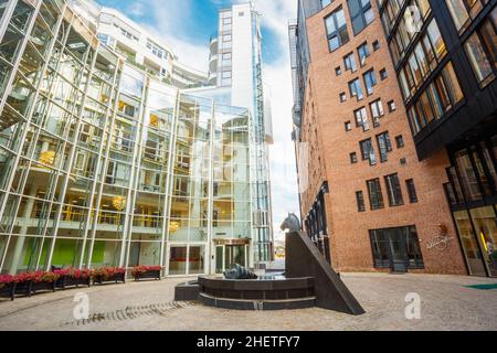 Typisches Beispiel Für Skandinavische Architektur. Das Außengebäude in Aker Brygge ist ein beliebtes Viertel für Shopping, Restaurants und Unterhaltung in Oslo Stockfoto