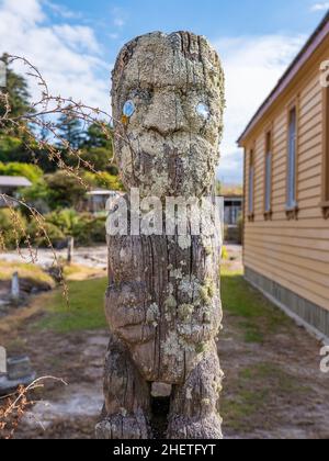 Statue im Wharenui- oder Maori-Versammlungshaus, Tamatekapua Marae, Ohinemutu, Te Arawa-Stamm, Rotorua, Rotorua District, Neuseeland. Stockfoto