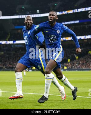 Der Chelsea-Spieler Antonio Rudiger (rechts) feiert das erste Tor seiner Mannschaft mit Teamkollege Romelu Lukaku während des Carabao Cup Halbfinales, dem zweiten Beinspiel im Tottenham Hotspur Stadium, London. Bilddatum: Mittwoch, 12. Januar 2022. Stockfoto