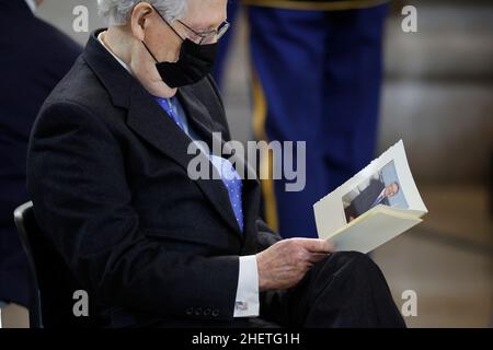 Washington, DC, USA. 12th Januar 2022. Mitch McConnell (R-KY), der Vorsitzende der Senatsminderheit, nimmt an der Gedenkfeier für Harry Reid, den ehemaligen Mehrheitsführer des Senats, Teil, der am 12. Januar 2022 in Washington, DC, in der Rotunde des US-amerikanischen Kapitols liegt. Der Demokrat Reid vertrat Nevada mehr als 30 Jahre lang im Kongress, acht davon als Mehrheitsführer des Senats. Kredit: Chip Somodevilla/Pool Über Cnp/Media Punch/Alamy Live News Stockfoto