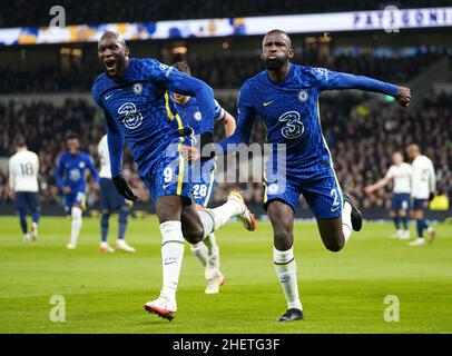 Der Chelsea-Spieler Antonio Rudiger (rechts) feiert das erste Tor seiner Mannschaft mit Teamkollege Romelu Lukaku während des Carabao Cup Halbfinales, dem zweiten Beinspiel im Tottenham Hotspur Stadium, London. Bilddatum: Mittwoch, 12. Januar 2022. Stockfoto