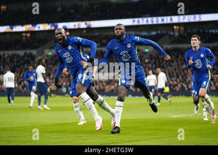 Der Chelsea-Spieler Antonio Rudiger (Mitte rechts) feiert das erste Tor seiner Mannschaft mit Teamkollege Romelu Lukaku während des Carabao Cup Halbfinales, dem zweiten Beinspiel im Tottenham Hotspur Stadium, London. Bilddatum: Mittwoch, 12. Januar 2022. Stockfoto