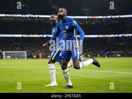 Der Chelsea-Spieler Antonio Rudiger (rechts) feiert das erste Tor seiner Mannschaft mit Teamkollege Romelu Lukaku während des Carabao Cup Halbfinales, dem zweiten Beinspiel im Tottenham Hotspur Stadium, London. Bilddatum: Mittwoch, 12. Januar 2022. Stockfoto