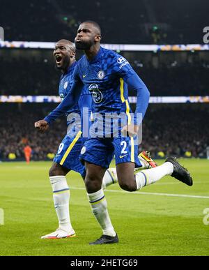 Der Chelsea-Spieler Antonio Rudiger (rechts) feiert das erste Tor seiner Mannschaft mit Teamkollege Romelu Lukaku während des Carabao Cup Halbfinales, dem zweiten Beinspiel im Tottenham Hotspur Stadium, London. Bilddatum: Mittwoch, 12. Januar 2022. Stockfoto