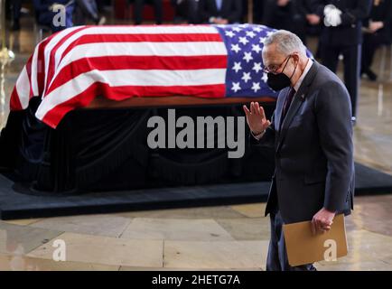 Der Mehrheitsführer des US-Senats, Chuck Schumer (D-NY), geht an der Schatulle des ehemaligen Mehrheitsführers des US-Senats, Harry Reid, vorbei, der am 28. Dezember starb, da er in der US-Kapitolrotunde in Washington, USA, am 12. Januar 2022 im Bundesstaat liegt. Quelle: Evelyn Hockstein /Pool via CNP /MediaPunch Stockfoto