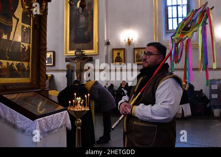 Swjatohirsk, Ukraine. 12th Januar 2022. Ein Mann, der ein Symbol des Bethlehem-Sterns trägt, wird während des traditionellen jährlichen Weihnachtsfestes der Weihnachtslieder in Sviatohirsk Lavra (orthodoxes christliches Kloster) gesehen. Die ukrainischen Weihnachtsfeierlichkeiten beginnen am Heiligabend (6. Januar) und enden am Fest der Erscheinung des Herrn. Ukrainische Weihnachtslieder oder Weihnachtslieder haben ihren Ursprung in der Antike, wie viele andere Traditionen, die zur Weihnachtszeit praktiziert werden. Kredit: SOPA Images Limited/Alamy Live Nachrichten Stockfoto