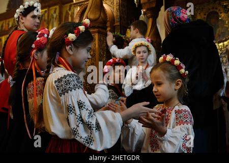 Swjatohirsk, Ukraine. 12th Januar 2022. Junge Mädchen, die im ukrainischen Nationalstil gekleidet sind, werden beim traditionellen jährlichen Weihnachtsfest der Weihnachtslieder in Sviatohirsk Lavra (orthodoxes christliches Kloster) Spaß haben. Die ukrainischen Weihnachtsfeierlichkeiten beginnen am Heiligabend (6. Januar) und enden am Fest der Erscheinung des Herrn. Ukrainische Weihnachtslieder oder Weihnachtslieder haben ihren Ursprung in der Antike, wie viele andere Traditionen, die zur Weihnachtszeit praktiziert werden. Kredit: SOPA Images Limited/Alamy Live Nachrichten Stockfoto