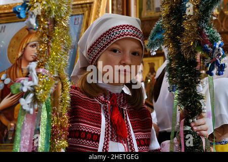 Swjatohirsk, Ukraine. 12th Januar 2022. Ein junges Mädchen im ukrainischen Nationalstil wird während des traditionellen jährlichen Weihnachtsfestes der Weihnachtslieder in Sviatohirsk Lavra (orthodoxes christliches Kloster) gesehen. Die ukrainischen Weihnachtsfeierlichkeiten beginnen am Heiligabend (6. Januar) und enden am Fest der Erscheinung des Herrn. Ukrainische Weihnachtslieder oder Weihnachtslieder haben ihren Ursprung in der Antike, wie viele andere Traditionen, die zur Weihnachtszeit praktiziert werden. Kredit: SOPA Images Limited/Alamy Live Nachrichten Stockfoto