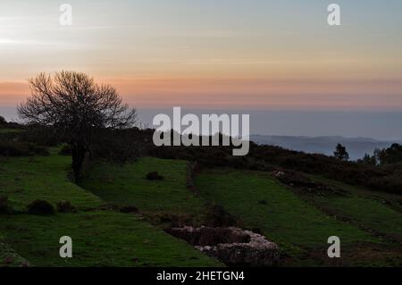 Ende des Tages auf den Monchique Bergen. Algarve, Portugal Stockfoto