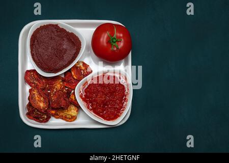 Tomaten und Tomatenprodukte (getrocknete Tomaten, Tomatensoße, Tomatenmark) Stockfoto