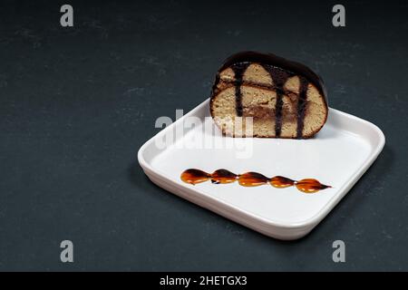 Leckere Cupcakes mit Cremekaramell auf einem weißen Teller Stockfoto