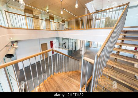 Treppe mit Holztreppe im modernen Bürogebäude Stockfoto