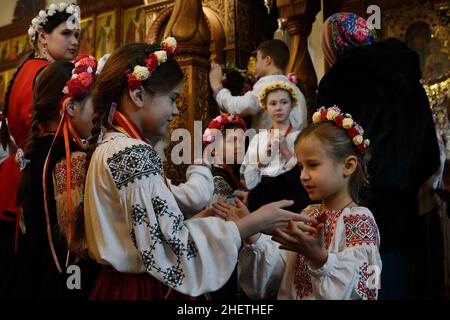 Swjatohirsk, Ukraine. 12th Januar 2022. Junge Mädchen, die im ukrainischen Nationalstil gekleidet sind, werden beim traditionellen jährlichen Weihnachtsfest der Weihnachtslieder in Sviatohirsk Lavra (orthodoxes christliches Kloster) Spaß haben. Die ukrainischen Weihnachtsfeierlichkeiten beginnen am Heiligabend (6. Januar) und enden am Fest der Erscheinung des Herrn. Ukrainische Weihnachtslieder oder Weihnachtslieder haben ihren Ursprung in der Antike, wie viele andere Traditionen, die zur Weihnachtszeit praktiziert werden. (Foto von Andriy Andriyenko/SOPA Images/Sipa USA) Quelle: SIPA USA/Alamy Live News Stockfoto