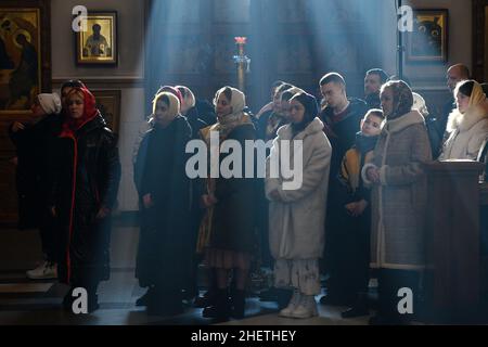 Swjatohirsk, Ukraine. 12th Januar 2022. Während des jährlichen traditionellen Weihnachtsfestes der Weihnachtslieder in Sviatohirsk Lavra (orthodoxes christliches Kloster) werden die Menschen im ukrainischen Nationalstil gekleidet sehen. Die ukrainischen Weihnachtsfeierlichkeiten beginnen am Heiligabend (6. Januar) und enden am Fest der Erscheinung des Herrn. Ukrainische Weihnachtslieder oder Weihnachtslieder haben ihren Ursprung in der Antike, wie viele andere Traditionen, die zur Weihnachtszeit praktiziert werden. (Foto von Andriy Andriyenko/SOPA Images/Sipa USA) Quelle: SIPA USA/Alamy Live News Stockfoto