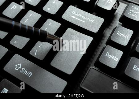 Alte Notizen Erneut Eingeben, Textspiele Spielen, Tippgeschwindigkeit Testen Stockfoto