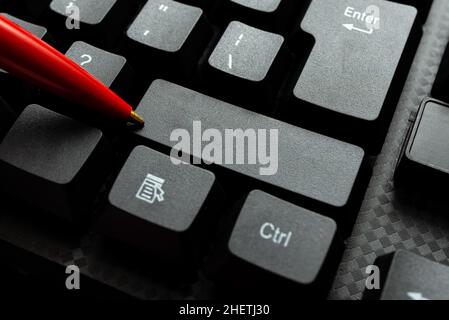 Alte Notizen Erneut Eingeben, Textspiele Spielen, Tippgeschwindigkeit Testen Stockfoto
