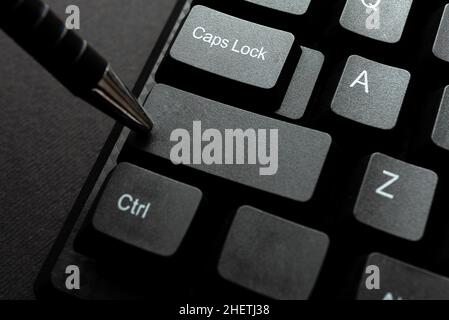 Alte Notizen Erneut Eingeben, Textspiele Spielen, Tippgeschwindigkeit Testen Stockfoto