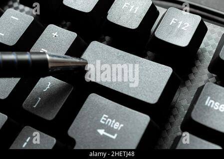 Alte Notizen Erneut Eingeben, Textspiele Spielen, Tippgeschwindigkeit Testen Stockfoto