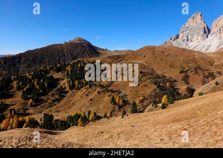 Blick auf den Sellajoch und die Langkofel, Plattkofel, Sassopiatto, Langkofel, Südtirol, Dolomiten Berge, Italien Stockfoto