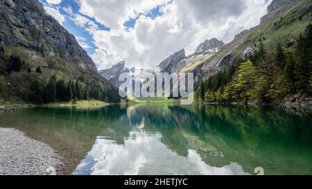 Seealpsee mit den Schweizer Alpen im Hintergrund, Appenzeller Land, Schweiz Stockfoto