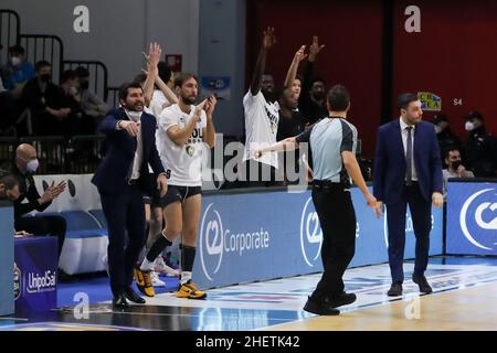 PalaRadi, Cremona, Italien, 12. Januar 2022, Vanoli Cremona Banch während der Vanoli Basket Cremona gegen Allianz Pallacanestro Trieste - Italienische Basketball A Serie Championship Stockfoto