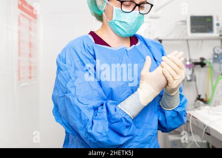 Coronavirus-Konzept. Krankenschwester legt Schutztücher an. Krankenschwester trägt persönliche Schutzausrüstung im Kampf gegen Coronavirus-Krankheit . Hochwertige Fotos Stockfoto