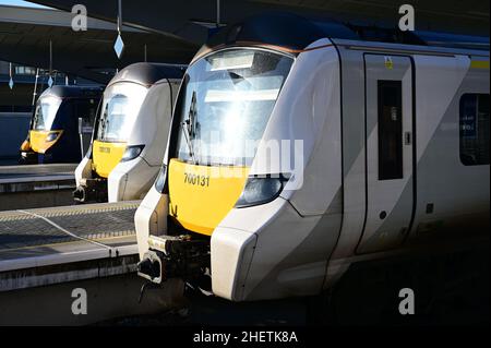 London, London City, UK-Januar 12 2022: Drei Lokomotiven der Baureihe 700 auf einer Linie am Bahnhof London Bridge im Zentrum von London. Stockfoto