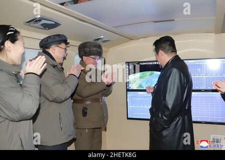 Pjöngjang, Nordkorea. 12th Januar 2022. Dieses Bild, das am 12. Januar 2022 vom offiziellen nordkoreanischen Nachrichtendienst (KCNA) veröffentlicht wurde, zeigt, dass der nordkoreanische Staatschef Kim Jong UN das Testfeuer einer „Überschallrakete“ überwacht. Nach Angaben von KCNA „ließ das Überschallgleitfahrzeug nach der Entlassung aus der Rakete einen Gleitsprung aus einem 600 km langen Gebiet fliegen, bevor es ein 240 km langes Wendemanöver vom anfänglichen Startazimuth zum Zielazimuth durchmachte und das festgelegte Ziel in 1000 km entfernten Gewässern traf“. Foto von KCNA/UPI Credit: UPI/Alamy Live News Stockfoto