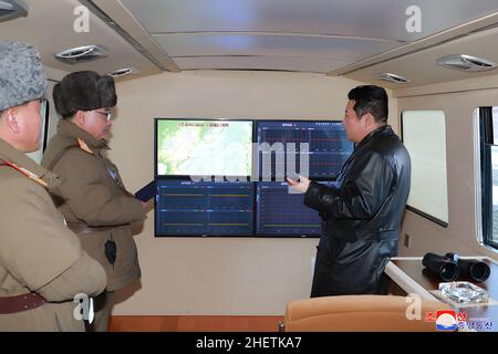 Pjöngjang, Nordkorea. 12th Januar 2022. Dieses Bild, das am 12. Januar 2022 vom offiziellen nordkoreanischen Nachrichtendienst (KCNA) veröffentlicht wurde, zeigt, dass der nordkoreanische Staatschef Kim Jong UN das Testfeuer einer „Überschallrakete“ überwacht. Nach Angaben von KCNA „ließ das Überschallgleitfahrzeug nach der Entlassung aus der Rakete einen Gleitsprung aus einem 600 km langen Gebiet fliegen, bevor es ein 240 km langes Wendemanöver vom anfänglichen Startazimuth zum Zielazimuth durchmachte und das festgelegte Ziel in 1000 km entfernten Gewässern traf“. Foto von KCNA/UPI Credit: UPI/Alamy Live News Stockfoto