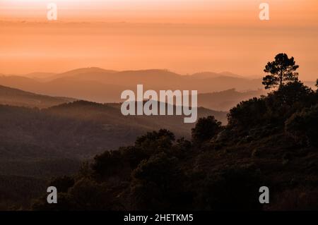 Ende des Tages auf den Monchique Bergen. Algarve, Portugal Stockfoto