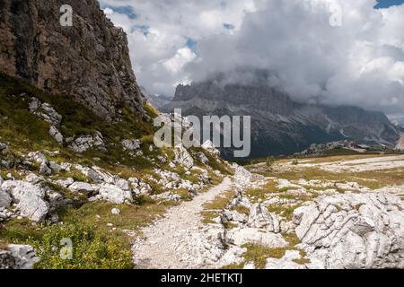 cinque Torri und Refuge Scoiattoli von der Rifugio Nuvolau (Refuge) aus gesehen. Nuvolau, Dolomiten Alpen, Italien Stockfoto