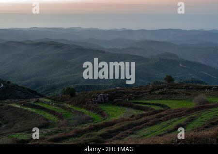 Ende des Tages auf den Monchique Bergen. Algarve, Portugal Stockfoto