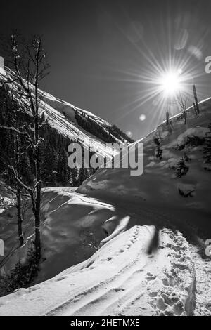 Sonniger Wintertag in den österreichischen Bergen mit Skipisten im Schnee Stockfoto