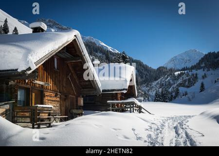 Holzhäuser auf österreichischen Bergen im Winter mit viel Schnee Stockfoto