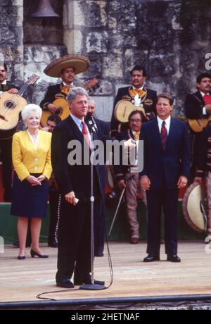 San Antonio Texas USA,1992: Demokratischer Präsidentschaftskandidat Bill Clinton und stellvertretender Präsidentschaftskandidat Al Gore mit Texas Gov. Ann Richards bei einer Wahlkampfveranstaltung in La Villita in San Antonio. ©Bob Daemmrich Stockfoto
