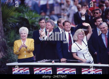 San Antonio Texas USA,1992: Von links nach rechts, Texas Gov. Ann Richards, die Präsidentschaftskandidatin der Demokraten Bill Clinton, die Vizepräsidentin Al Gore und Tipper Gore begrüßen während eines Wahlkampfstopps Unterstützer von einem Lastkahn auf dem San Antonio River. ©Bob Daemmrich Stockfoto