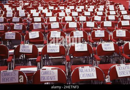 Houston Texas USA, August 1992: Die Namen der Teilnehmer auf Schildern, die auf Sitzplätzen für VIPs während der Republikanischen Nationalversammlung angebracht waren. ©Bob Daemmrich Stockfoto