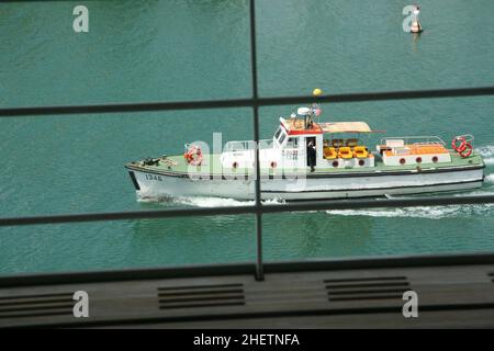 Lotsenboot an Seite ein großes Schiff Stockfoto