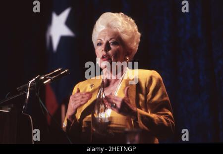 San Antonio Texas USA, 1993: Texas Gov. Ann Richards spricht auf einer hispanischen Versammlung in San Antonio. ©Bob Daemmrich Stockfoto