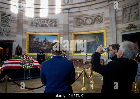 Washington, Vereinigte Staaten. 12th Januar 2022. Besucher zollen dem ehemaligen Mehrheitsführer des Senats, Harry Reid, ihren Respekt, da er am Mittwoch, den 12. Januar 2022, in der Rotunde des US-Kapitols in Washington, DC, im Staat liegt. Kredit: Rod Lampey/CNP/dpa/Alamy Live Nachrichten Stockfoto