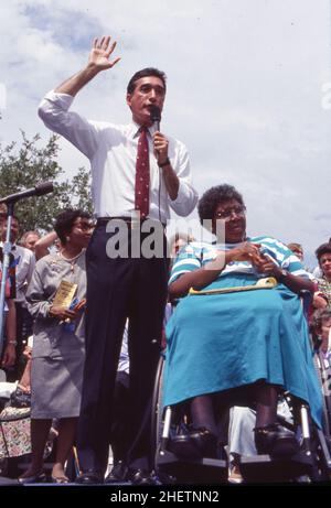 Austin Texas USA, 1992: Henry CISNEROS, Bürgermeister von San Antonio, mit BARBARA JORDAN bei einer Wahlkampfveranstaltung für den demokratischen Präsidentschaftskandidaten Bill Clinton an der University of Texas. ©Bob Daemmrich Stockfoto