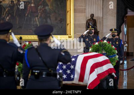 Washington, Vereinigte Staaten. 12th Januar 2022. Besucher zollen dem ehemaligen Mehrheitsführer des Senats, Harry Reid, ihren Respekt, da er am Mittwoch, den 12. Januar 2022, in der Rotunde des US-Kapitols in Washington, DC, im Staat liegt. Kredit: Rod Lampey/CNP/dpa/Alamy Live Nachrichten Stockfoto