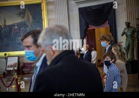 Washington, Vereinigte Staaten. 12th Januar 2022. Besucher zollen dem ehemaligen Mehrheitsführer des Senats, Harry Reid, ihren Respekt, da er am Mittwoch, den 12. Januar 2022, in der Rotunde des US-Kapitols in Washington, DC, im Staat liegt. Kredit: Rod Lampey/CNP/dpa/Alamy Live Nachrichten Stockfoto