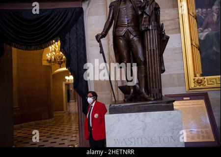 Washington, Vereinigte Staaten. 12th Januar 2022. Besucher zollen dem ehemaligen Mehrheitsführer des Senats, Harry Reid, ihren Respekt, da er am Mittwoch, den 12. Januar 2022, in der Rotunde des US-Kapitols in Washington, DC, im Staat liegt. Kredit: Rod Lampey/CNP/dpa/Alamy Live Nachrichten Stockfoto