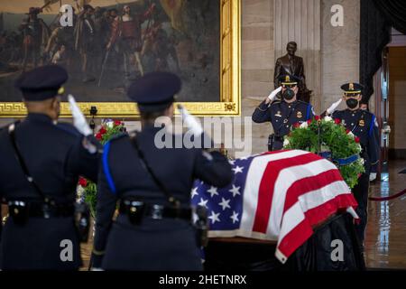 Washington, Vereinigte Staaten. 12th Januar 2022. Besucher zollen dem ehemaligen Mehrheitsführer des Senats, Harry Reid, ihren Respekt, da er am Mittwoch, den 12. Januar 2022, in der Rotunde des US-Kapitols in Washington, DC, im Staat liegt. Kredit: Rod Lampey/CNP/dpa/Alamy Live Nachrichten Stockfoto