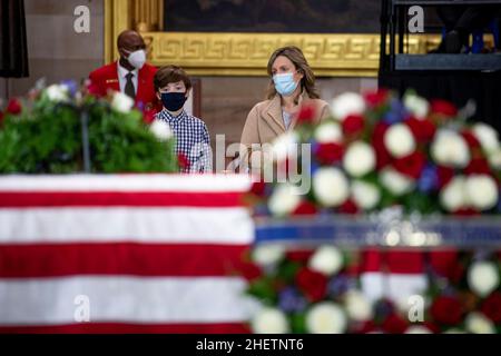 Washington, Vereinigte Staaten. 12th Januar 2022. Besucher zollen dem ehemaligen Mehrheitsführer des Senats, Harry Reid, ihren Respekt, da er am Mittwoch, den 12. Januar 2022, in der Rotunde des US-Kapitols in Washington, DC, im Staat liegt. Kredit: Rod Lampey/CNP/dpa/Alamy Live Nachrichten Stockfoto