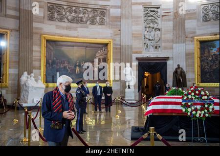 Washington, Vereinigte Staaten. 12th Januar 2022. Besucher zollen dem ehemaligen Mehrheitsführer des Senats, Harry Reid, ihren Respekt, da er am Mittwoch, den 12. Januar 2022, in der Rotunde des US-Kapitols in Washington, DC, im Staat liegt. Kredit: Rod Lampey/CNP/dpa/Alamy Live Nachrichten Stockfoto