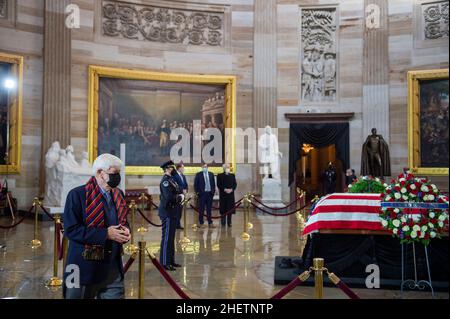 Washington, Vereinigte Staaten. 12th Januar 2022. Besucher zollen dem ehemaligen Mehrheitsführer des Senats, Harry Reid, ihren Respekt, da er am Mittwoch, den 12. Januar 2022, in der Rotunde des US-Kapitols in Washington, DC, im Staat liegt. Kredit: Rod Lampey/CNP/dpa/Alamy Live Nachrichten Stockfoto